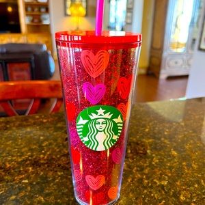 ❤️❤️💓💓💓 BRAND NEW ❤️❤️💓💓💓 2022 Valentines glitter heart 24 oz. tumbler!